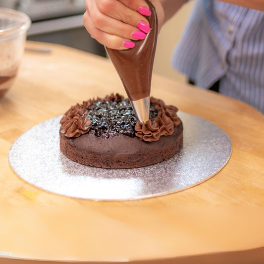 Astuce : Comment utiliser les poches à douille pour des décorations parfaites - GourmandiseCreatives